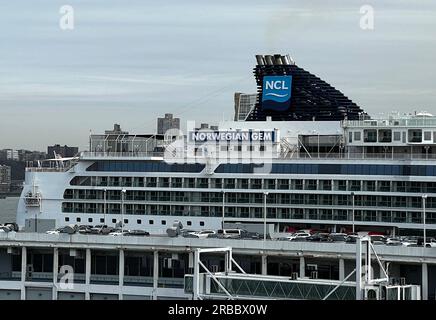 Ein norwegisches Edelsteinschiff legte am Manhattan Cruise Terminal in New York City an. Stockfoto