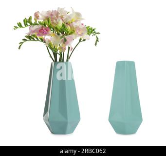 Stilvolle Vase voller wunderschöner Freesia-Blumen und leere Vase auf weißem Hintergrund. Collage-Design Stockfoto