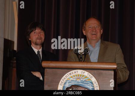 Besuch des Dokumentarfilmherstellers Ken Burns und des Autors Dayton Duncan im Main Interior, wo sie sich mit Secretary Dirk Kempthorne und National Park Service Director Mary Bomar trafen und im Auditorium über ihre bevorstehende Veröffentlichung, The National Parks: America's Best Idea, sprachen Stockfoto