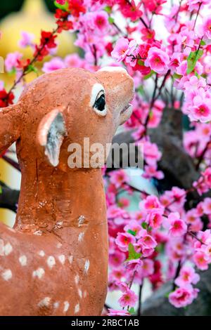 Rasen- oder Rauflächen oder Gartenschmuck, der rosa Blüten isst Stockfoto