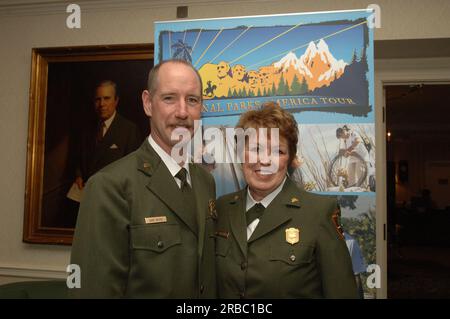 Zeremonie zur Verleihung des Harry Yount Ranger Award 2008 an Gary Moses, den Lake McDonald Sub-District Ranger im Glacier National Park, mit National Park Service Director Mary Bomar, Assistant Secretary for Fish and Wildlife and Parks R. Lyle Laverty, Jr. Und Kevin Havelock, US-Chef der Unilever Corporation, unter den Würdenträgern, die im Innenraum zur Verfügung stehen Stockfoto