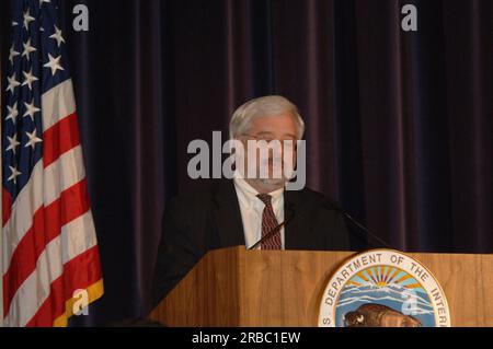Abschiedsversammlung im Innenministerium für Sekretärin Gale Norton, mit Vorträgen von leitenden Beamten des Innenministeriums und der Enthüllung des offiziellen gemalten Porträts von Norton Stockfoto