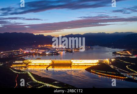 YICHANG, CHINA - 4. JULI 2023 - der drei-Schluchten-Staudamm bei Nacht nach Regen in Yichang, Provinz Hubei, China, 4. Juli 2023. Stockfoto