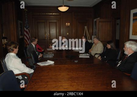 Sekretär Dirk Kempthorne und Berater treffen sich im Hauptinneren mit der Idaho-Delegation Stockfoto