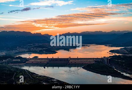 YICHANG, CHINA - 4. JULI 2023 - der drei-Schluchten-Staudamm bei Nacht nach Regen in Yichang, Provinz Hubei, China, 4. Juli 2023. Stockfoto