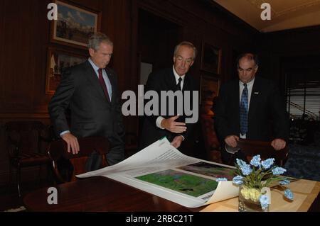 Präsident George W. Bush bei einem Besuch im Innenraum, der mit Minister Dirk Kempthorne und Spitzenhelfern im und um das Büro des Sekretärs sprach und posierte Stockfoto