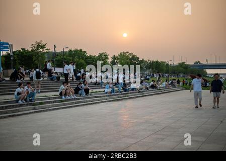 Picknick-Besucher im Yeouido-Park am Han River in Seoul, Südkorea, am 24. Juni 2023 Stockfoto