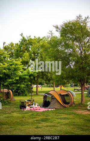 Picknick-Besucher im Yeouido-Park am Han River in Seoul, Südkorea, am 24. Juni 2023 Stockfoto