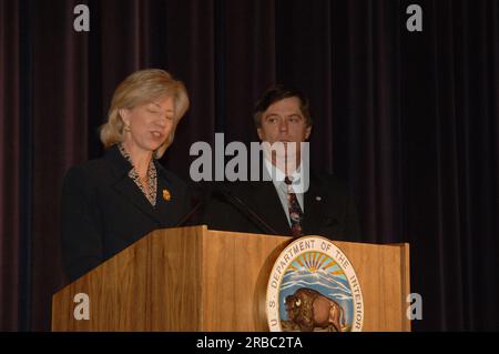 Abschiedsversammlung im Innenministerium für Sekretärin Gale Norton, mit Vorträgen von leitenden Beamten des Innenministeriums und der Enthüllung des offiziellen gemalten Porträts von Norton Stockfoto