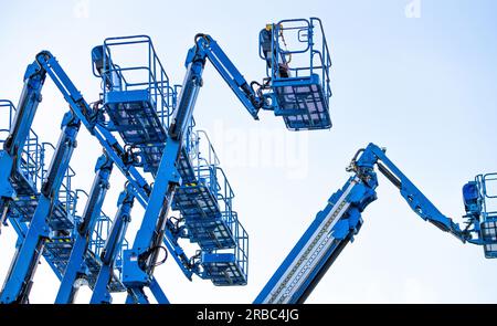 Gelenkausleger anheben. Antenne Plattformhub. Anheben des Teleskopauslegers gegen den freien Himmel. Mobiler Baukran zur Vermietung und zum Verkauf. Wartung Stockfoto