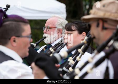 Mount Vernon, Washington, USA. 8. Juli 2023. Mitglieder der Keith Highlanders Pipe Band wärmen sich für die Eröffnungszeremonie bei den Skagit Valley Highland Games auf. Kredit: Paul Christian Gordon/Alamy Live News Stockfoto