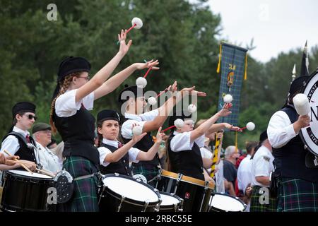 Mount Vernon, Washington, USA. 8. Juli 2023. Mitglieder der Northwest Junior Pipe Band treten während der Eröffnungszeremonie der Skagit Valley Highland Games auf. Kredit: Paul Christian Gordon/Alamy Live News Stockfoto