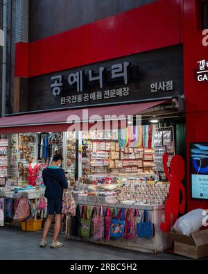 Koreanischer Souvenirladen in der Insadong Fußgängerzone im Zentrum von Seoul, Südkorea am 27. Juni 2023 Stockfoto