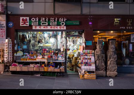 Koreanischer Souvenirladen in der Insadong Fußgängerzone im Zentrum von Seoul, Südkorea am 27. Juni 2023 Stockfoto