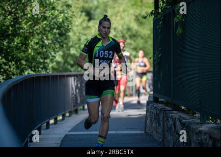 Canillo, Andorra. 8. Juli 2023. Jesica Izquierdo Gewinnerin der Frauenkategorie beim Olympus-Rennen mit Hindernissen 2023 in Andorra. Canillo Stockfoto