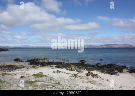 Blick über Loch Indaal von Port Charlotte, Islay Stockfoto