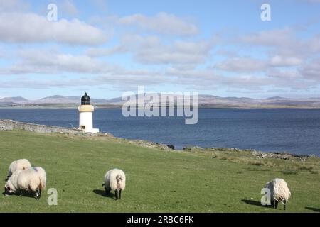 Blick über Loch Indaal von Port Charlotte zum Rest von Islay und Jura Stockfoto