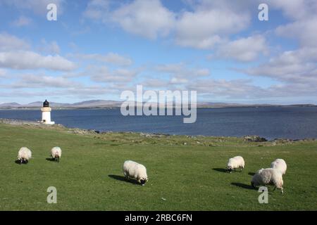 Blick über Loch Indaal von Port Charlotte zum Rest von Islay und Jura Stockfoto