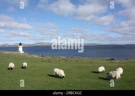 Blick über Loch Indaal von Port Charlotte zum Rest von Islay und Jura Stockfoto