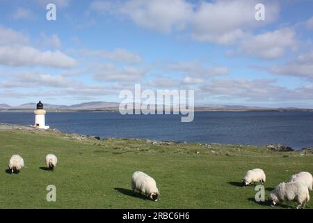 Blick über Loch Indaal von Port Charlotte zum Rest von Islay und Jura Stockfoto