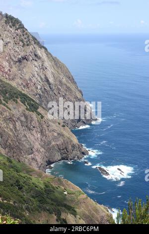 Blick entlang der Nordküste in Richtung Westen vom Aussichtspunkt Boca do Risco Stockfoto