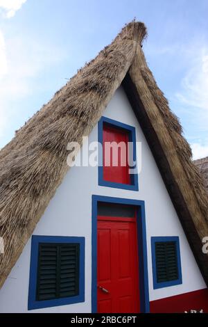 Die traditionellen A-förmigen Häuser in Santana, Madeira, Portugal Stockfoto