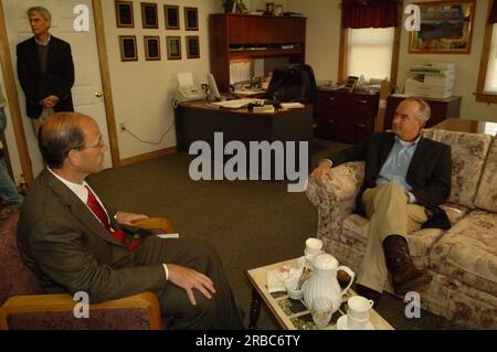 Sekretär Dirk Kempthorne und Berater auf Besuch in Maine, Treffen mit Gouverneur John Baldacci Stockfoto