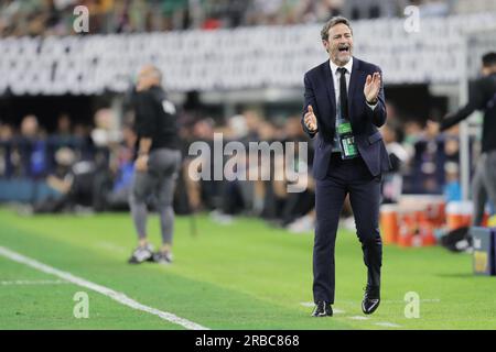 Arlington, Texas, USA. 8. Juli 2023. Panama Cheftrainer THOMAS CHRISTIANSEND jubelt seine Spieler an, die 4-0 bei den Viertelfinals des Gold Cup im AT&T Stadium in Arlington, Texas, den Sieg über Katar errungen haben. (Kreditbild: © Brian McLean/ZUMA Press Wire) NUR REDAKTIONELLE VERWENDUNG! Nicht für den kommerziellen GEBRAUCH! Kredit: ZUMA Press, Inc./Alamy Live News Kredit: ZUMA Press, Inc./Alamy Live News Stockfoto