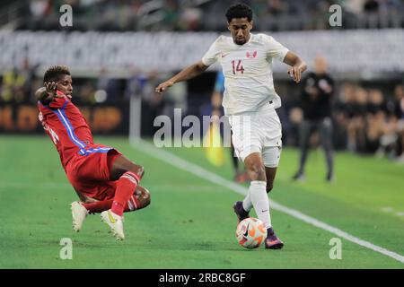Arlington, Texas, USA. 8. Juli 2023. Panamas FIDEL ESCOBAR übernimmt den Ball, der von Katars HOMAN AHMED im Gold Cup Quarter Final am Samstagabend im AT&T Stadium in Arlington kontrolliert wird. - Nach Texas. (Kreditbild: © Brian McLean/ZUMA Press Wire) NUR REDAKTIONELLE VERWENDUNG! Nicht für den kommerziellen GEBRAUCH! Kredit: ZUMA Press, Inc./Alamy Live News Kredit: ZUMA Press, Inc./Alamy Live News Stockfoto