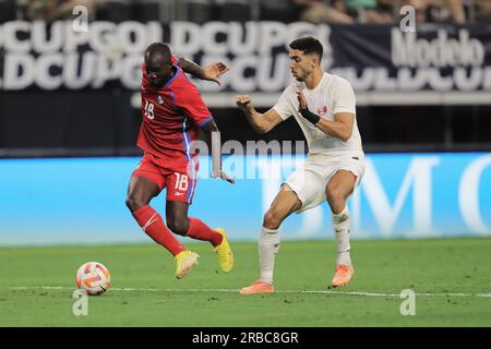 Arlington, Texas, USA. 8. Juli 2023. Panamas CECILIO WATERMAN und Katars YOUSSEF FARAHAT spielen beim Gold Cup Quarter Final am Samstagabend im AT&T Stadium in Arlington den Ball. - Nach Texas. Panama gewann das Spiel 4-0. (Kreditbild: © Brian McLean/ZUMA Press Wire) NUR REDAKTIONELLE VERWENDUNG! Nicht für den kommerziellen GEBRAUCH! Kredit: ZUMA Press, Inc./Alamy Live News Kredit: ZUMA Press, Inc./Alamy Live News Stockfoto