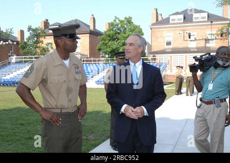 Besuch von Minister Dirk Kempthorne in den Marine Barracks, Washington, D.C., USA Der älteste Posten der Marine Corp und ein nationales historisches Wahrzeichen Stockfoto