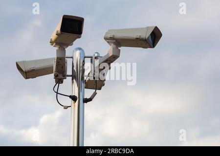 Überwachungskameras an der Stange. 3D-Darstellung rendern Stockfoto