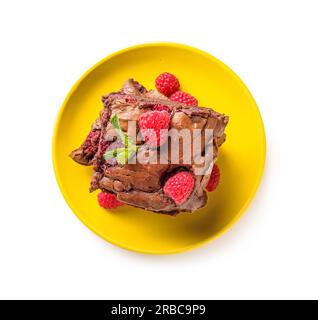 Teller mit Himbeer-Schokoladen-Brownie auf weißem Hintergrund Stockfoto