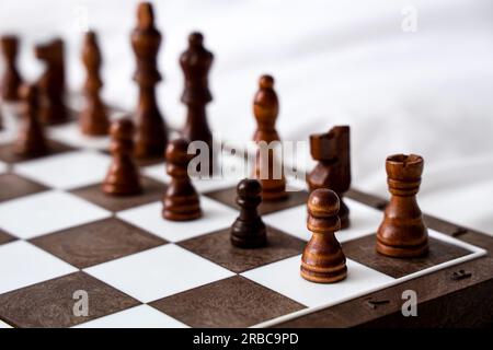 Schachfiguren auf dem Spielbrett im Schlafzimmer, Nahaufnahme Stockfoto