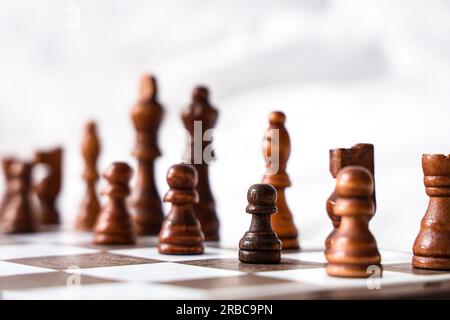 Schachfiguren auf dem Spielbrett im Schlafzimmer, Nahaufnahme Stockfoto