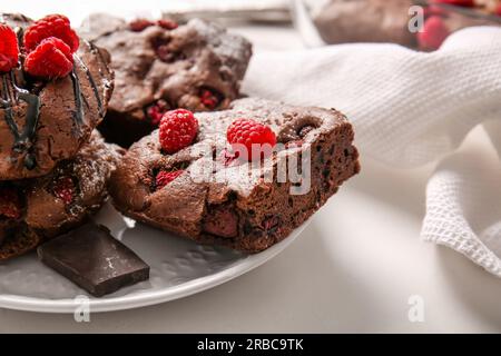 Teller mit Himbeer-Schokoladen-Brownie auf weißem Hintergrund Stockfoto