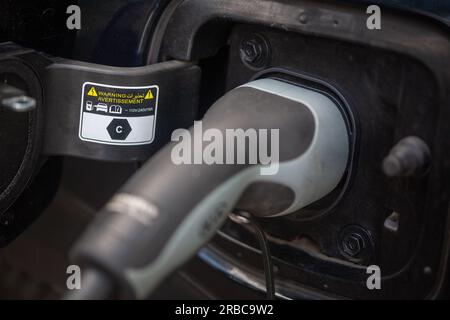 Berlin, Deutschland. 03. Juli 2023. Ein Elektrofahrzeug wird an einer KIA-Ladestation aufgeladen. Kredit: Fernando Gutierrez-Juarez/dpa/Alamy Live News Stockfoto