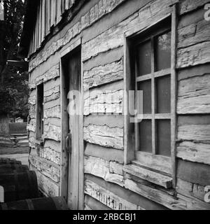 Onstott's Cooper Shop an der New Salem State Historic Site (Lincoln's New Salem) in Illinois - 2022. Juni. Film im 120-Format – Oldtimer-Klappkamera Stockfoto