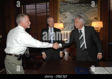 Unterzeichnungsveranstaltung für die Vereinbarung über die Innenpolitik und die Landwirtschaft und damit zusammenhängende Aktivitäten im Hauptinneren, wobei Innenminister Dirk Kempthorne und Landwirtschaftsminister Ed Schafer die Arbeiten leiteten Stockfoto