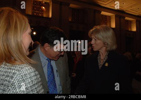 Abschiedsversammlung im Innenministerium für Sekretärin Gale Norton, mit Vorträgen von leitenden Beamten des Innenministeriums und der Enthüllung des offiziellen gemalten Porträts von Norton Stockfoto