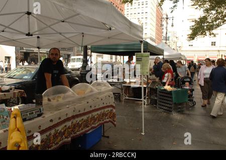 Minister Dirk Kempthorne und Helfer in New York City, New York, für die Tour, Teilnahme an der Einweihung der neuen Gedenkstätte am African Grabstätte National Monument Stockfoto