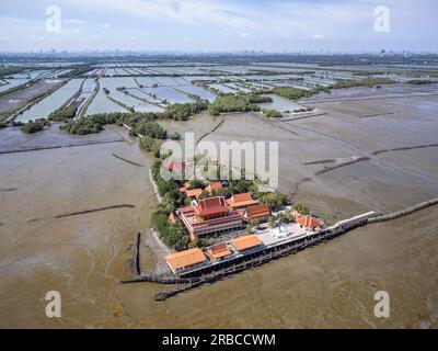 Wat Khun Samut Chin in Samut Prakan, Thailand. Es gab ein Dorf um den Tempel, aber als Mangrovenwälder für Garnelenfarmen freigelegt wurden, erosio Stockfoto