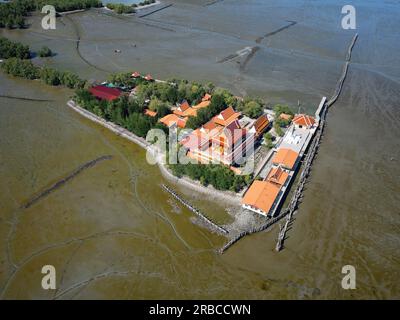 Wat Khun Samut Chin in Samut Prakan, Thailand. Es gab ein Dorf um den Tempel, aber als Mangrovenwälder für Garnelenfarmen freigelegt wurden, erosio Stockfoto