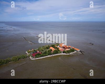 Wat Khun Samut Chin in Samut Prakan, Thailand. Es gab ein Dorf um den Tempel, aber als Mangrovenwälder für Garnelenfarmen freigelegt wurden, erosio Stockfoto