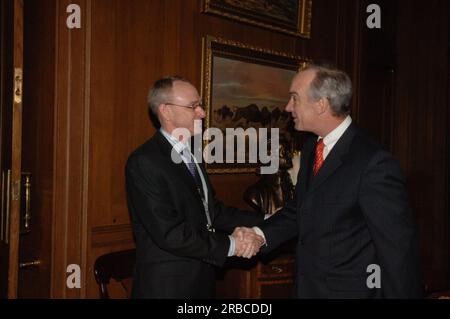 Minister Dirk Kempthorne wird von Joe Edwards im Hauptinneren besucht Stockfoto