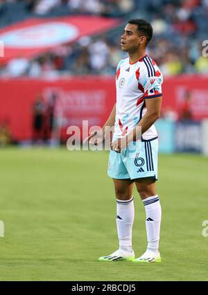 Chicago, USA, 08. Juli 2023. Miguel Navarro (6) des Chicago Fire FC von Major League Soccer (MLS) sieht Plal gegen Nashville SC auf dem Soldier Field in Chicago, IL, USA. Kredit: Tony Gadomski / All Sport Imaging / Alamy Live News Stockfoto