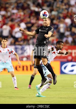 Chicago, USA, 08. Juli 2023. Daniel Lovitz (2) von Major League Soccer (MLS) Nashville SC leitet den Ball gegen den Chicago Fire FC auf dem Soldier Field in Chicago, IL, USA. Kredit: Tony Gadomski / All Sport Imaging / Alamy Live News Stockfoto