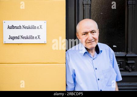 Berlin, Deutschland. 05. Juli 2023. Kazim Erdogan, Vorstandsmitglied der Vereinigung "Aufbruch Neukölln" und Vorsitzender des Berliner Beirats für Familienangelegenheiten, steht vor einem Eingang zu den Räumlichkeiten seiner Vereinigung in Berlin-Neukölln. Auf zwei Jugendgipfeln Anfang des Jahres in Berlin hatten die Politiker angesichts der Neujahrsunruhen Unterstützung für die Sozial- und Jugendarbeit zugesichert. Kredit: Christoph Soeder/dpa/Alamy Live News Stockfoto