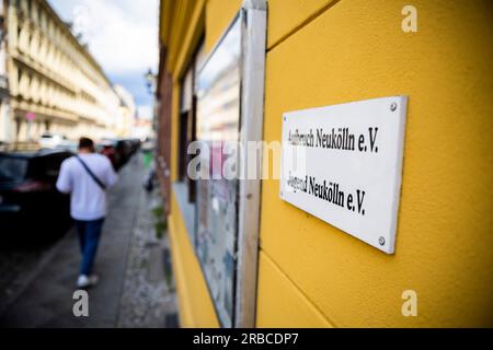 Berlin, Deutschland. 05. Juli 2023. Das Zeichen der Vereinigung "Aufbruch Neukölln" und "Jugend Neukölln" auf einem Vereinsgebäude in Berlin-Neukölln. Auf zwei Jugendgipfeln Anfang des Jahres in Berlin hatten die Politiker angesichts der Neujahrsunruhen Unterstützung für die Sozial- und Jugendarbeit zugesichert. Kredit: Christoph Soeder/dpa/Alamy Live News Stockfoto