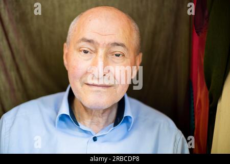 Berlin, Deutschland. 05. Juli 2023. Kazim Erdogan, Vorstandsmitglied der Vereinigung Aufbruch Neukölln und Vorsitzender des Berliner Beirats für Familienangelegenheiten, sitzt in seinem Büro in Berlin-Neukölln. Auf zwei Jugendgipfeln Anfang des Jahres in Berlin hatten die Politiker angesichts der Neujahrsunruhen Unterstützung für die Sozial- und Jugendarbeit zugesichert. Kredit: Christoph Soeder/dpa/Alamy Live News Stockfoto